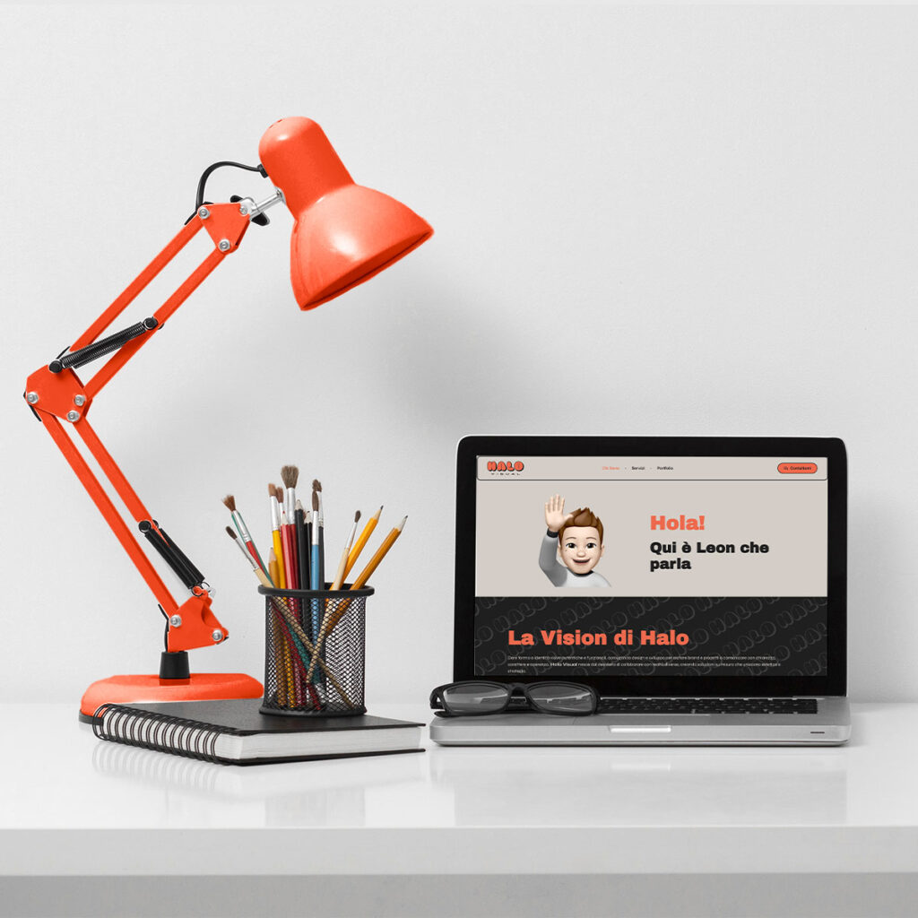 immagine per l hero della pagina contattami ritraente un pc e una lampada arancione su una scrivania